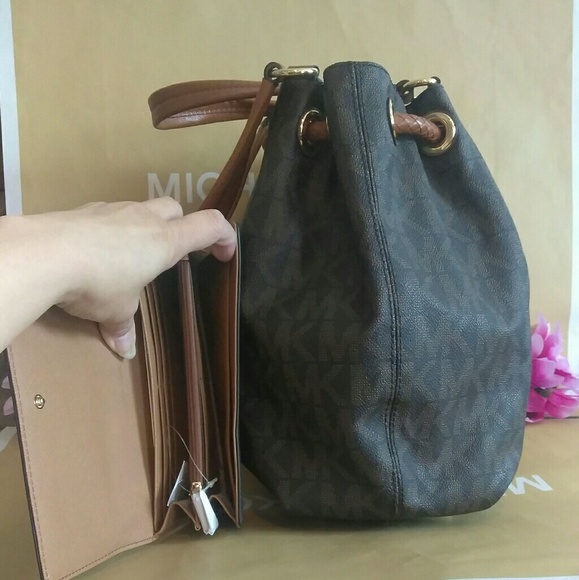 Micheal kors gathered Large purse ONLY - Picture 4 of 6